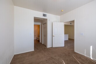 The Village at Hampden Town Center in Aurora, CO - Foto de edificio - Interior Photo