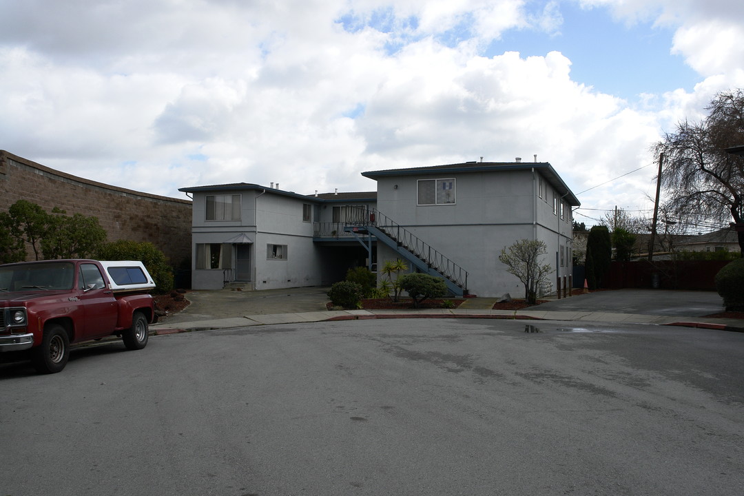 532 E Hillsdale Ct in San Mateo, CA - Building Photo