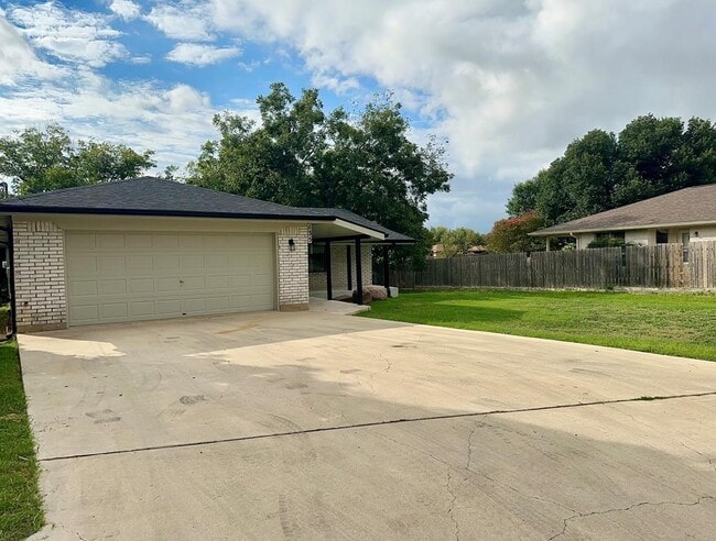 135 Stephanie Dr in Kerrville, TX - Building Photo - Building Photo