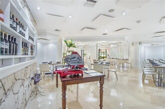 1111 Crandon Blvd, Unit B1107 in Key Biscayne, FL - Foto de edificio - Building Photo
