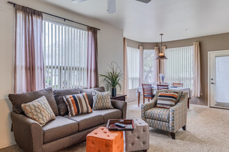 The Villas At Camelback Crossing in Glendale, AZ - Foto de edificio - Interior Photo