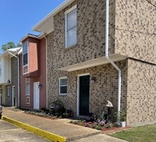 Camelot Apartments in Natchez, MS - Building Photo