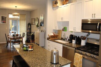 946 W Fry St, Unit #1e in Chicago, IL - Foto de edificio - Building Photo