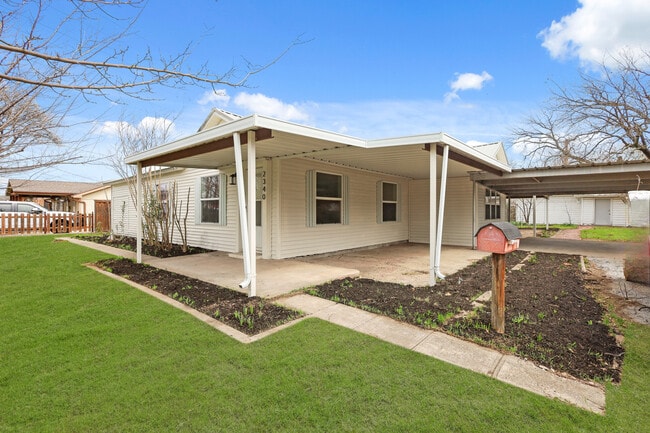 2340 Harris Ln in Haltom City, TX - Foto de edificio - Building Photo