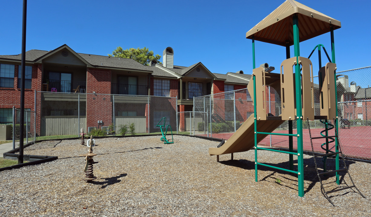 Green Tree Place in Houston, TX - Building Photo