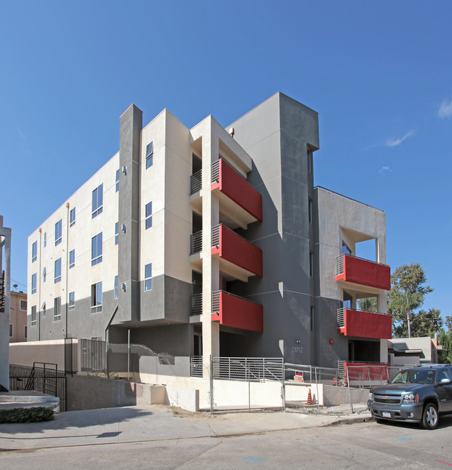 13712 Valleyheart Dr in Sherman Oaks, CA - Foto de edificio - Building Photo