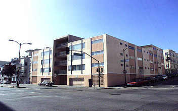 Alamo Apartments in San Francisco, CA - Building Photo - Building Photo