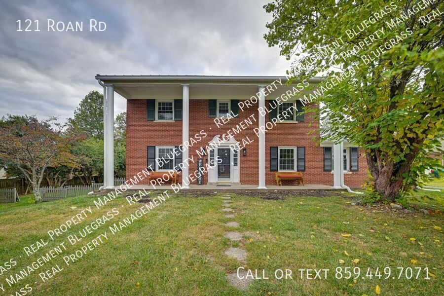 121 Roan Rd in Versailles, KY - Building Photo