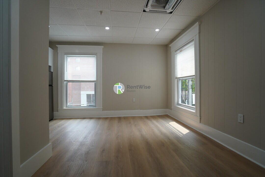 142 Dorchester St in Boston, MA - Building Photo