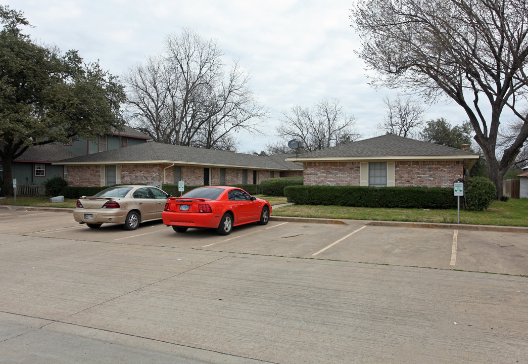 1020 S Paris St in Ennis, TX - Building Photo