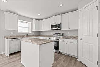 609 Poplar Ct in Belton, MO - Building Photo - Building Photo