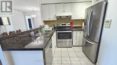 7 Lorraine Dr in Toronto, ON - Building Photo - Building Photo