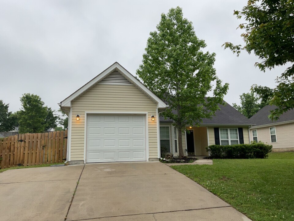 1706 Hargrove Dr in McLeansville, NC - Building Photo