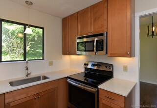 186 Heritage Vlg in Southbury, CT - Building Photo - Building Photo