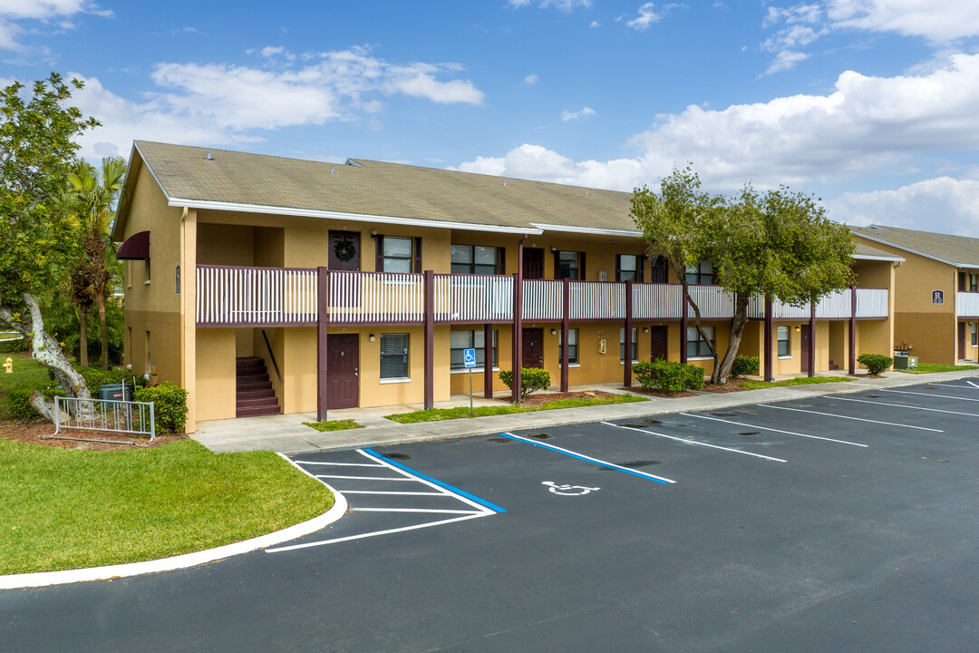 The Park at Topaz Tuscana in Melbourne, FL - Foto de edificio