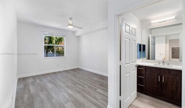 10170 SW 7th St, Unit 38-201 in Pembroke Pines, FL - Building Photo - Building Photo