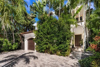 2143 N Bay Rd in Miami Beach, FL - Foto de edificio - Building Photo