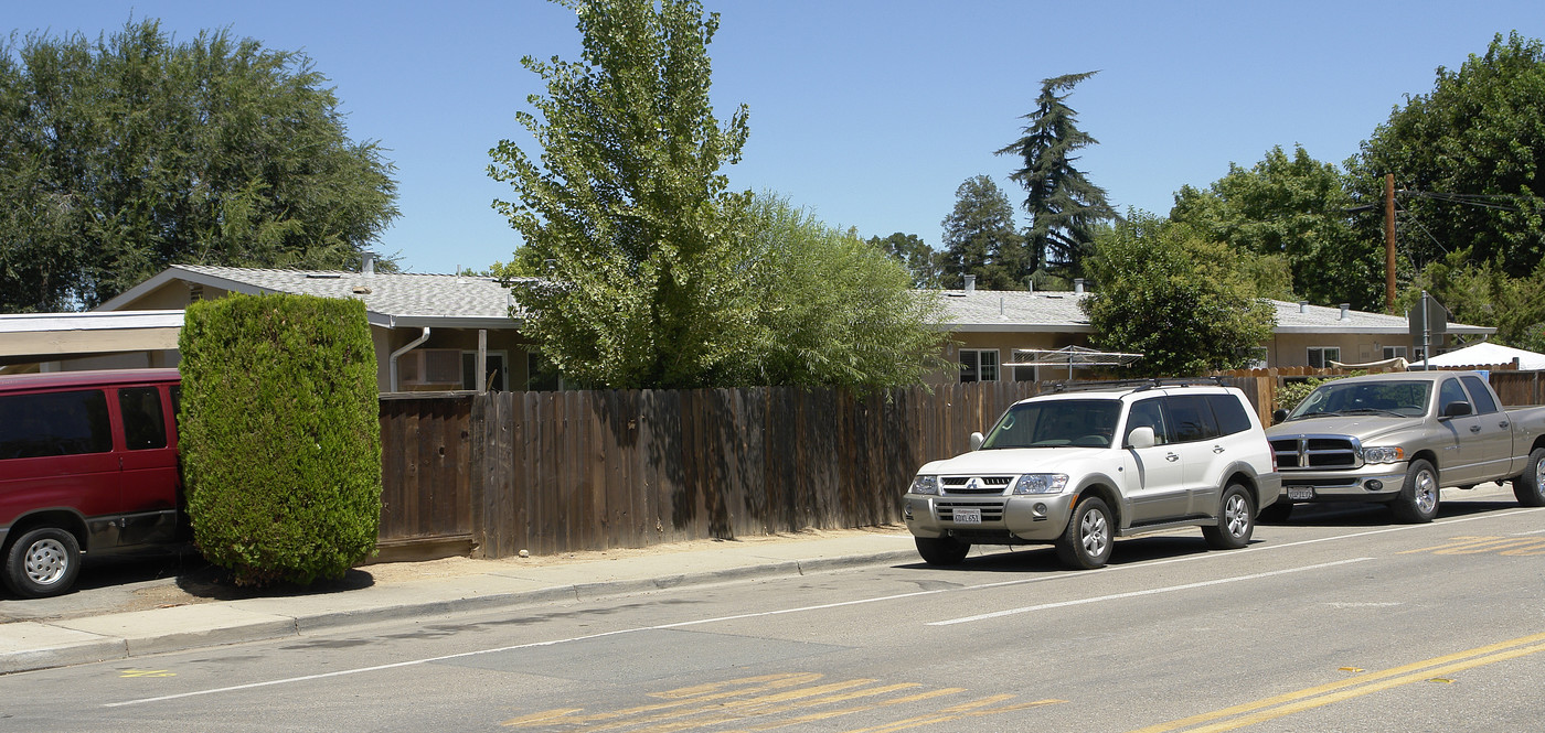 103 Birch St in Brentwood, CA - Foto de edificio