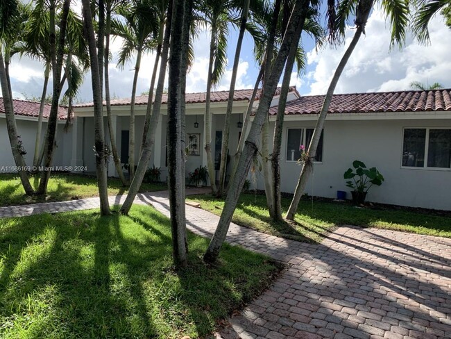 8300 SW 152nd St in Palmetto Bay, FL - Foto de edificio - Building Photo