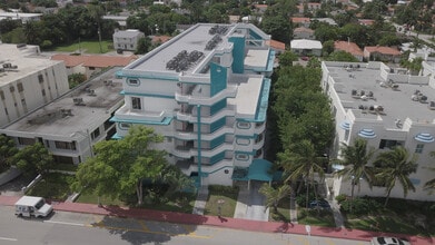 9156 Collins Ave, Unit 405 in Surfside, FL - Foto de edificio - Building Photo