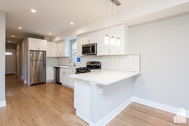 2437 N Ashland Ave, Unit # 02F in Chicago, IL - Foto de edificio - Building Photo
