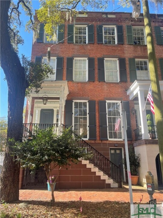 31 E Jones St in Savannah, GA - Foto de edificio