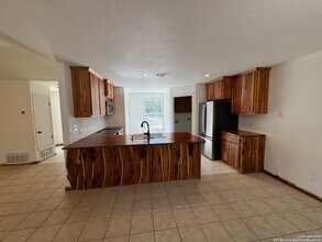 675 Lacey Dr in Bandera, TX - Building Photo - Building Photo
