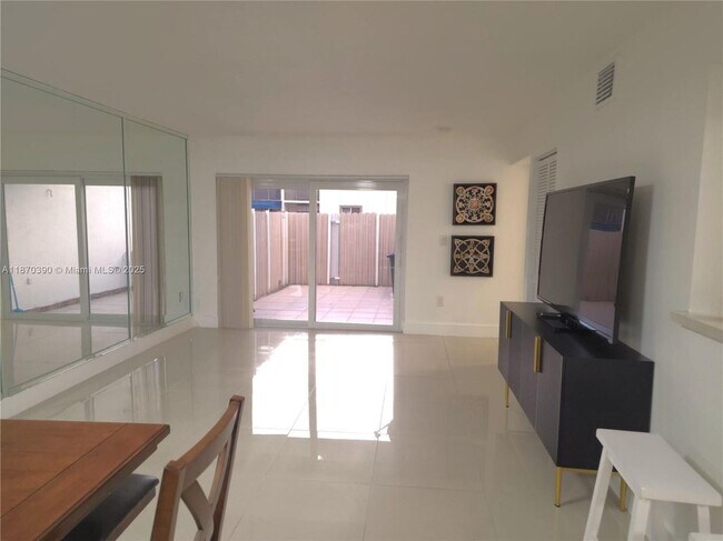 1120 NW 124 Pl in Miami, FL - Building Photo - Building Photo