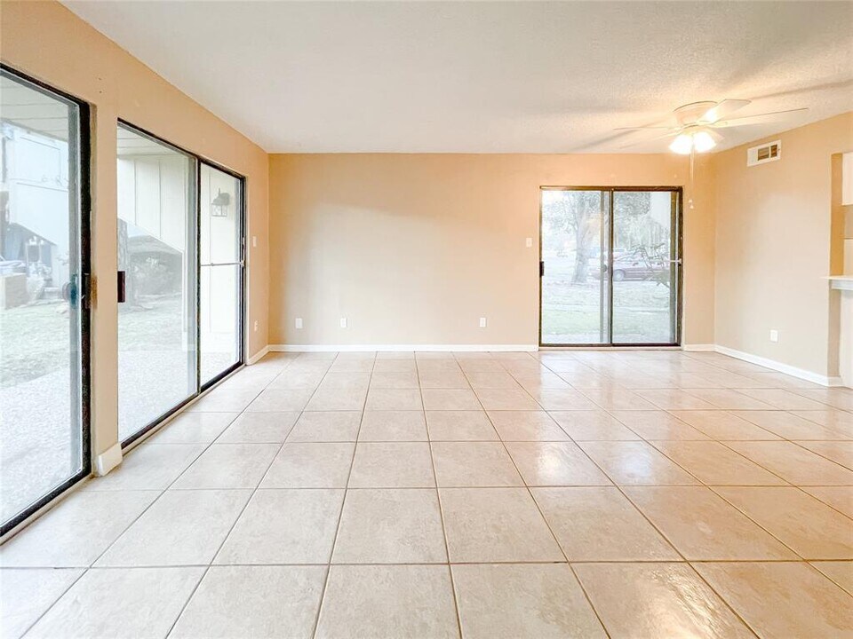 15919 Golf Club Dr-Unit -111 in Crosby, TX - Building Photo