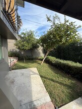 2111 Montana St in Los Angeles, CA - Foto de edificio - Building Photo