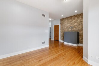 2009 W Jarvis Ave in Chicago, IL - Building Photo - Building Photo