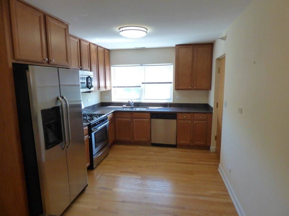 8031 Kenton Ave in Skokie, IL - Building Photo