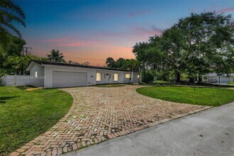 14741 SW 83rd Ct in Palmetto Bay, FL - Building Photo - Building Photo