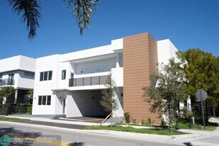 500 Foster Rd in Hallandale Beach, FL - Building Photo