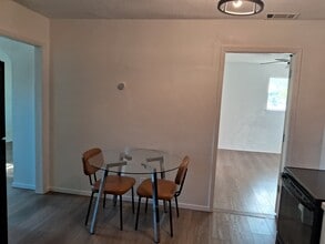 207 Arnett Dr, Unit 1 Bedroom 1  Bath in Euless, TX - Building Photo - Building Photo