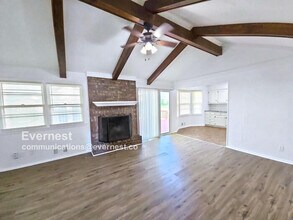 12726 Manchester Ave in Grandview, MO - Foto de edificio - Building Photo
