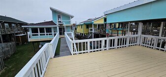 1643 Railroad St in San Leon, TX - Building Photo