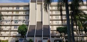 3100 W Rolling Hills Cir in Davie, FL - Building Photo