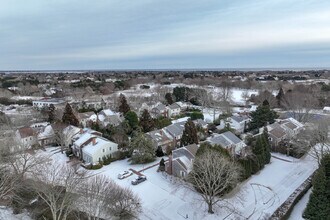Southampton Meadows in Southampton, NY - Foto de edificio - Building Photo