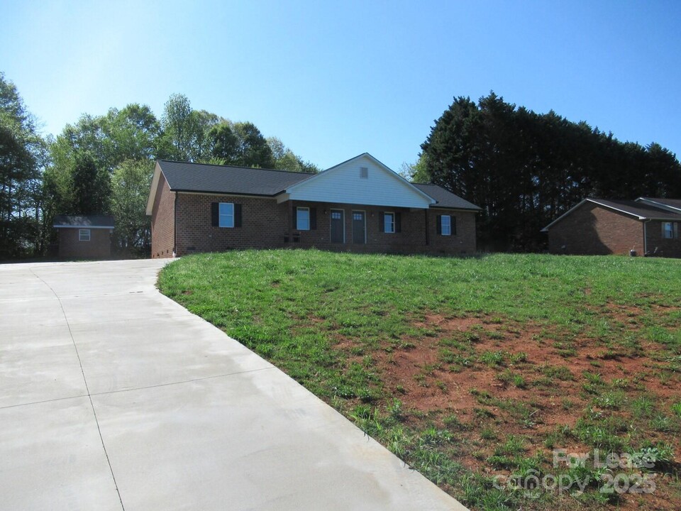 174 Glen-Gar Dr in Lincolnton, NC - Building Photo