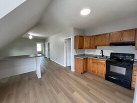 981 Valley St, Unit Apt. #3F in Manchester, NH - Building Photo