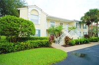 2925 Cypress Trace Cir in Naples, FL - Foto de edificio - Building Photo