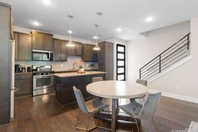 215 Claremont Ave in San Antonio, TX - Building Photo - Building Photo