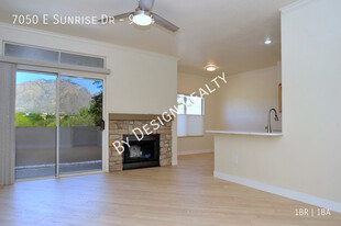 7050 E Sunrise Dr in Tucson, AZ - Building Photo