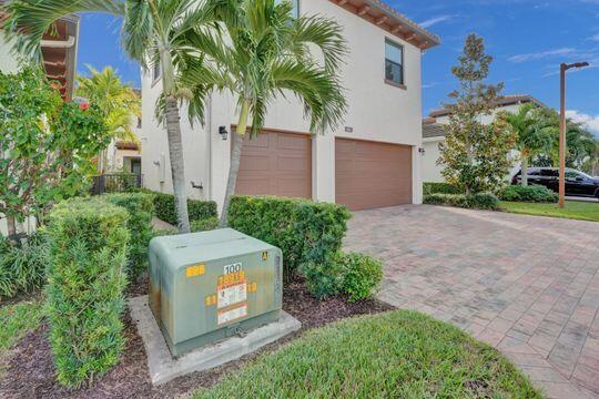 8011 Hobbes Wy in Palm Beach Gardens, FL - Foto de edificio - Building Photo