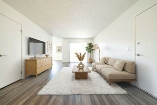 1440 Oak Dr, Unit H04 in Vista, CA - Building Photo