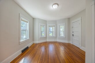 182 Narragansett Blvd in Chicopee, MA - Building Photo - Building Photo