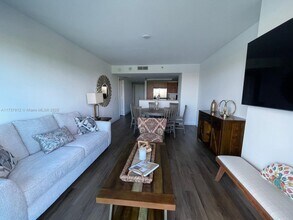 2641 N Flamingo Rd in Sunrise, FL - Building Photo - Building Photo