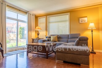 1088-1088 Sunset Dr in Kelowna, BC - Building Photo - Building Photo