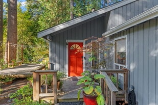 9999 NE Beach Crest Dr in Bainbridge Island, WA - Building Photo